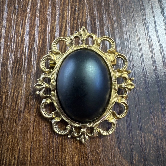 Jewelry - Vintage Gold Tone Plastic Black Oval Stone Brooch Pin